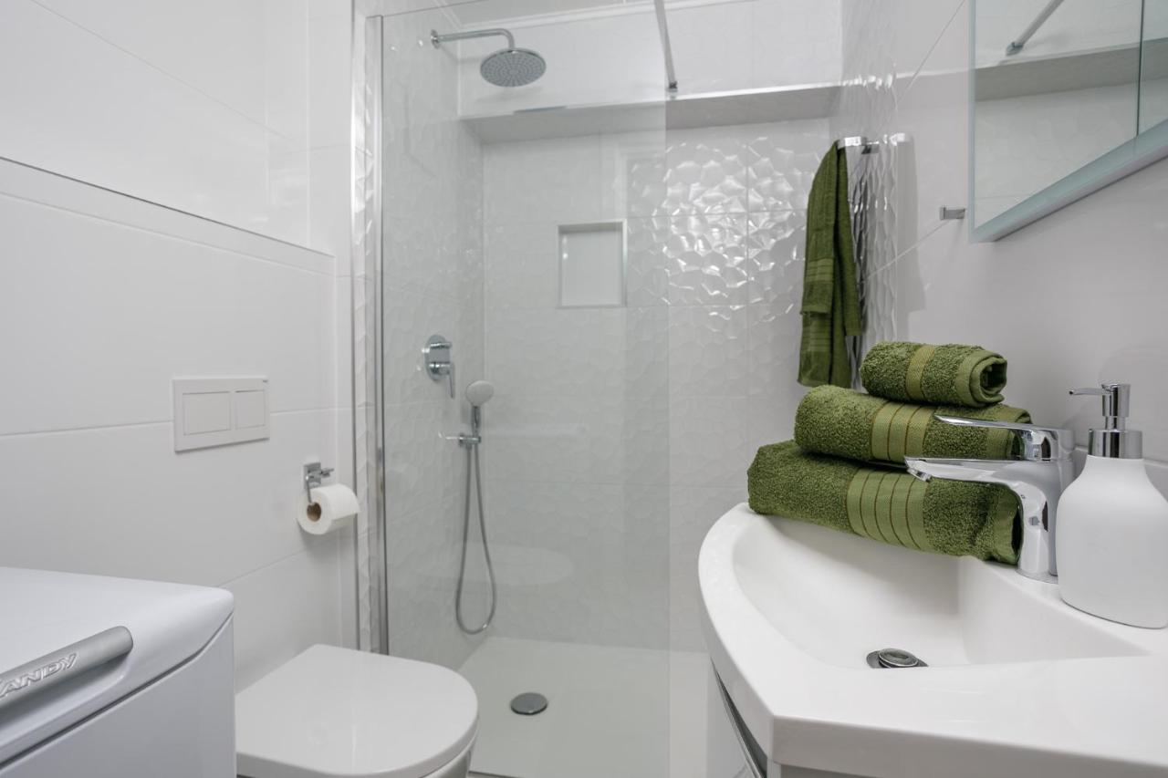 Apartmen Plus U Centru Blizu Plaze Njivice Kültér fotó