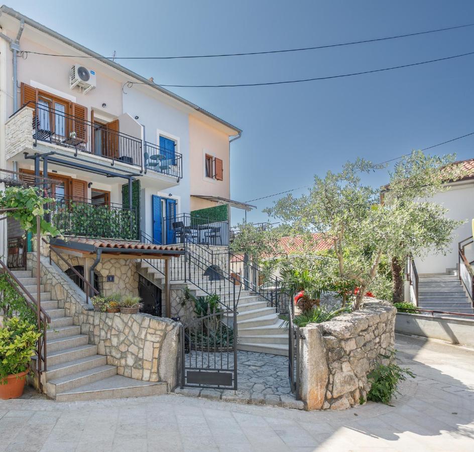 Apartmen Plus U Centru Blizu Plaze Njivice Kültér fotó