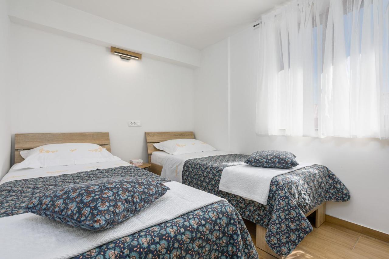 Apartmen Plus U Centru Blizu Plaze Njivice Kültér fotó
