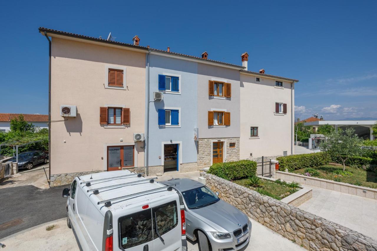 Apartmen Plus U Centru Blizu Plaze Njivice Kültér fotó