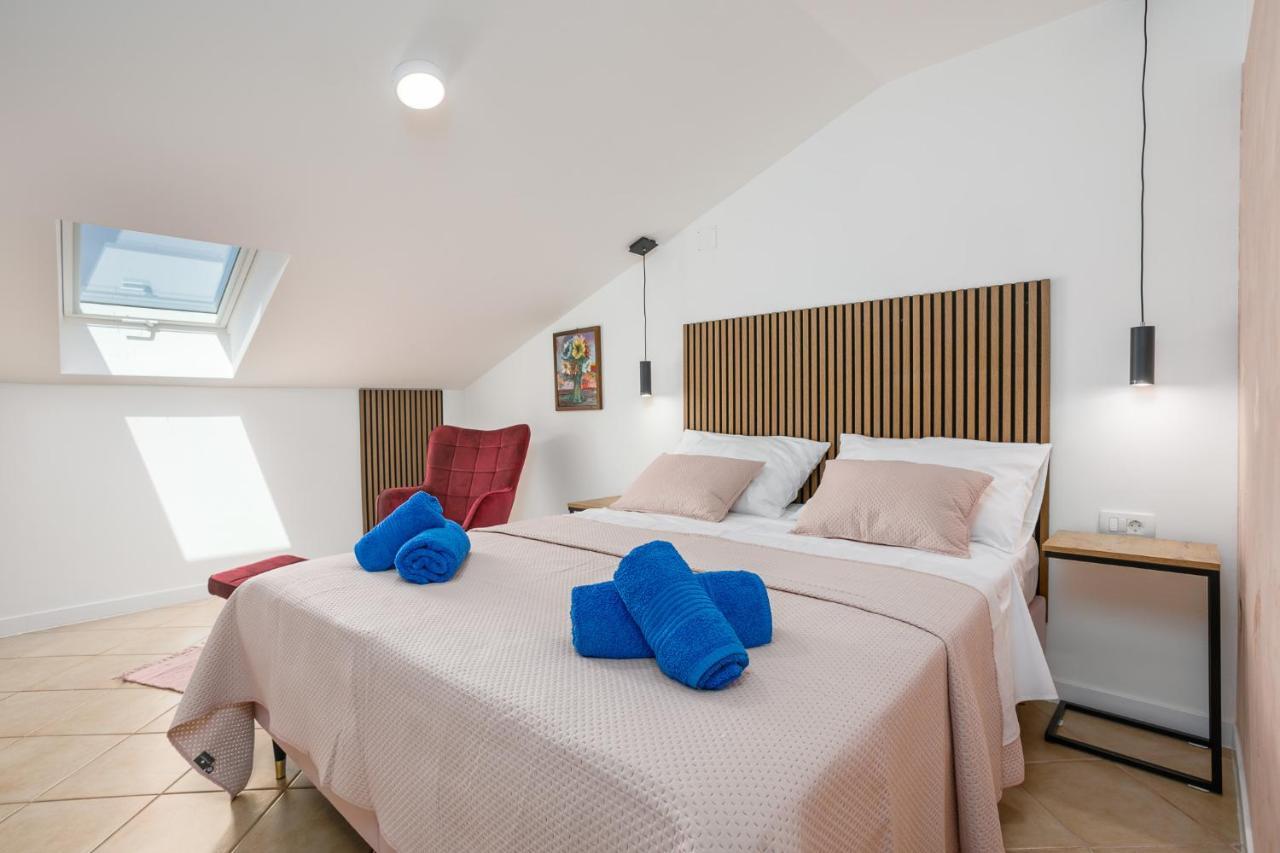 Apartmen Plus U Centru Blizu Plaze Njivice Kültér fotó