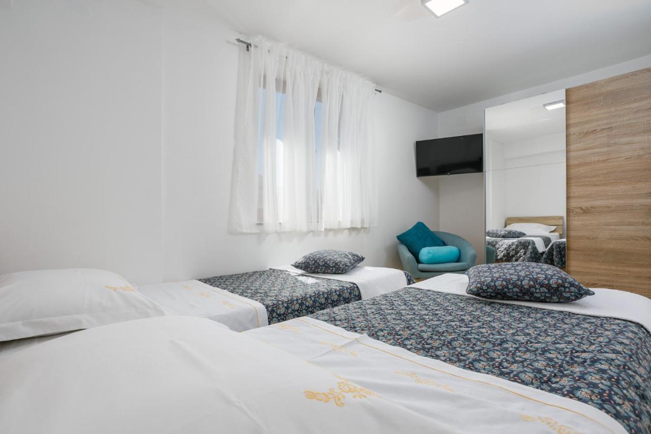 Apartmen Plus U Centru Blizu Plaze Njivice Kültér fotó